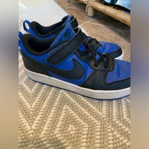 Nike Court Borough low sneaker Kids Black and Blue